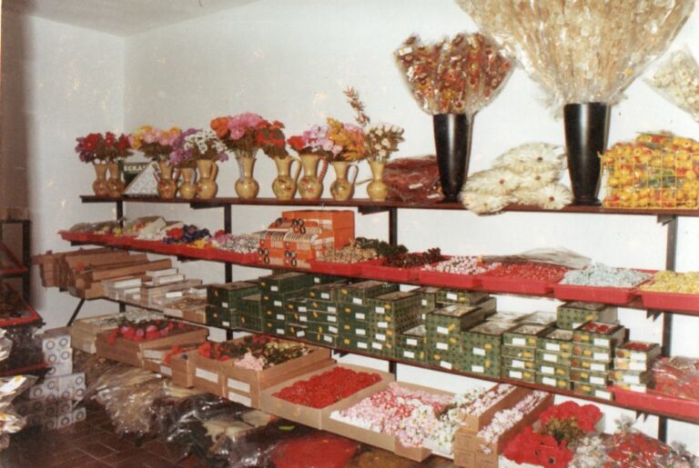 Modernisierung der Verkaufsräume im Jahre 1978, Wachs und Plastikblumen in den Regalen, Mathias Schmidt GmbH in Triftern